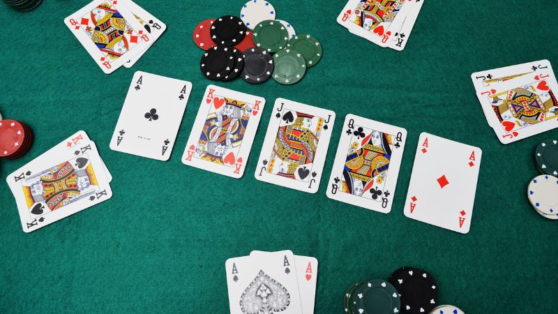 Bài Poker là một trò chơi mang tính chiến lược cao, đầy cam go và hấp dẫn